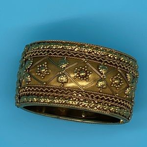 🛍Gold-looking bracelet. Ornate.